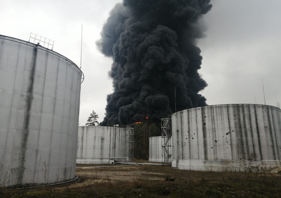 Armata rusă a bombardat un depozit de petrol din Cernihiv