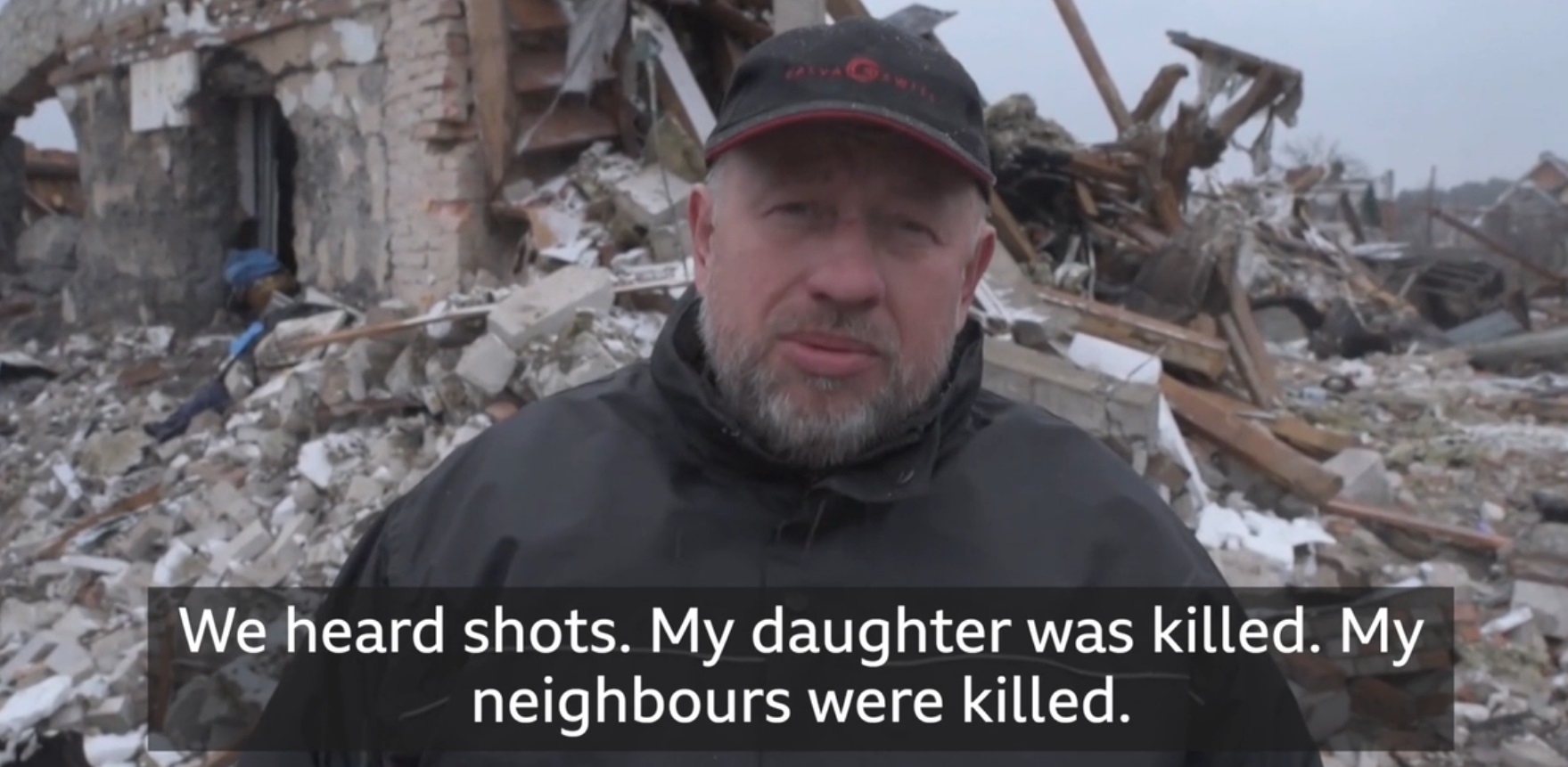 "Fata mea a fost omorâtă aici". Imagini înfiorătoare din Jîtomîr, unde un tată caută printre ruine locul unde bombele i-au ucis copilul