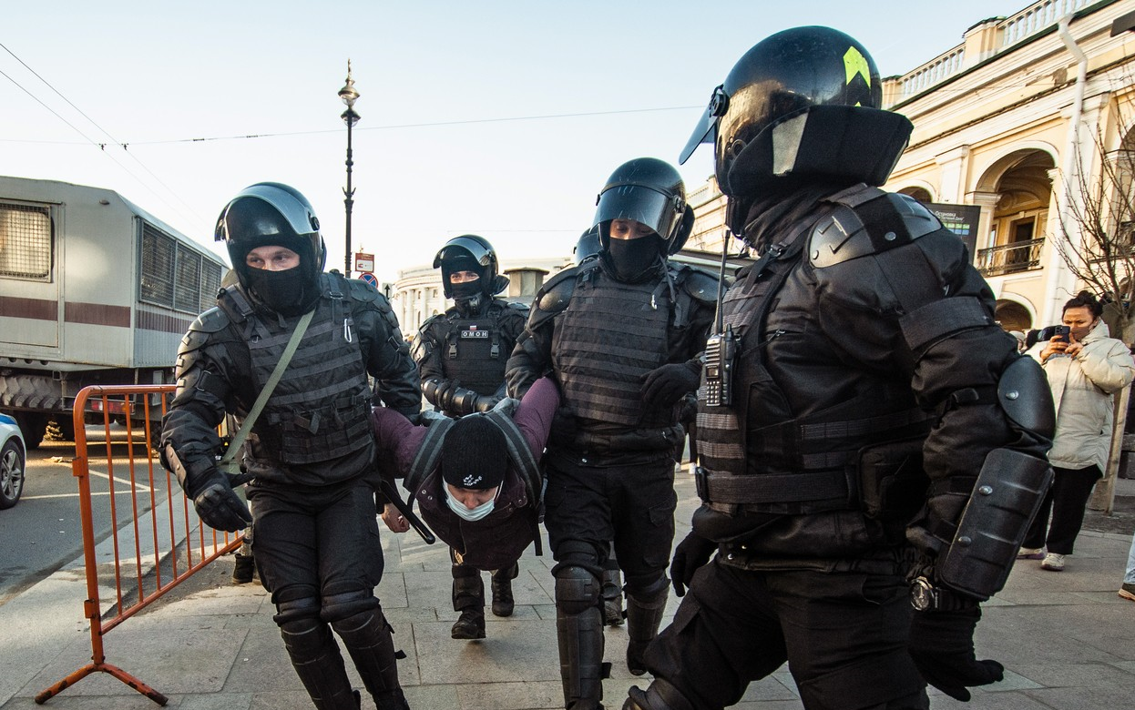 Peste 700 de persoane care protestau împotriva războiului din Ucraina au fost arestate în Rusia în ultimele 24 de ore