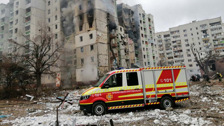 bloc bombardat, ruine si o ambulanta in fata cladirii