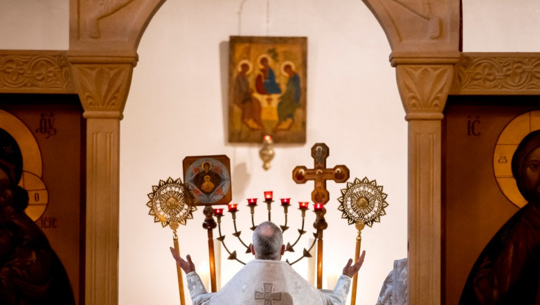 preot in altarul bisericii ortodoxe ruse din amsterdam