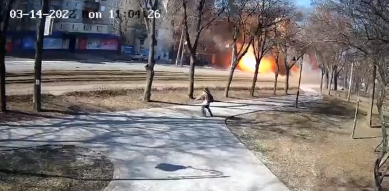 Momentul în care o rachetă lovește o stradă circulată din Kiev. O persoană a murit iar alte 6 au fost rănite