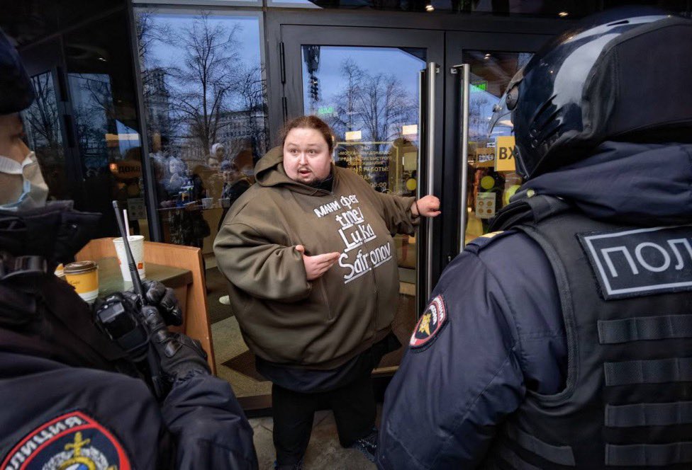 Un rus s-a legat de ușa unui McDonald’s din Moscova: M-au lăsat fără mâncarea pe care am mâncat-o toată viața