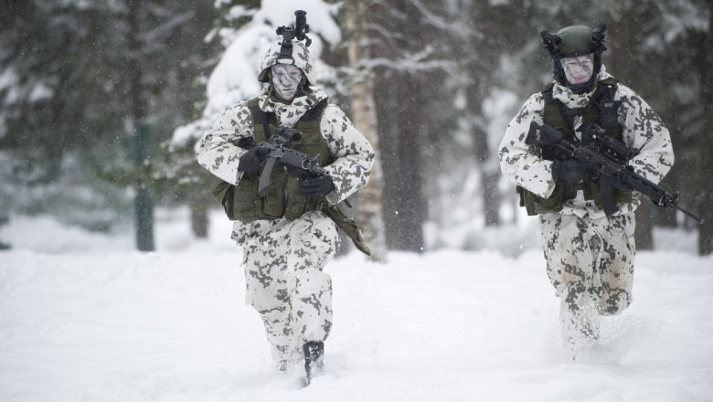 Militari finlandezi, în zăpadă la un exercițiu.