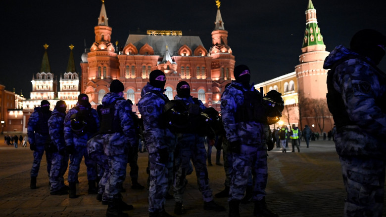 Forțele de ordine din Rusia stau de pază într-o piață din Moscova