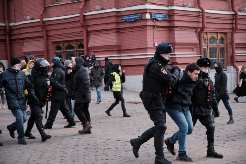 Rusia se confruntă cu un exod al tinerilor cu studii care fug de regimul lui Putin. „Îmi iubesc țara, dar urăsc statul”