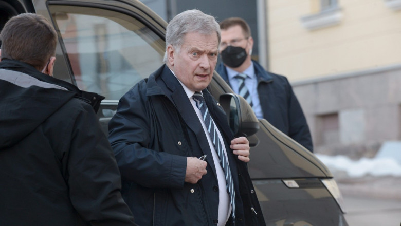 preşedintele finlandez Sauli Niinisto coboara din masina