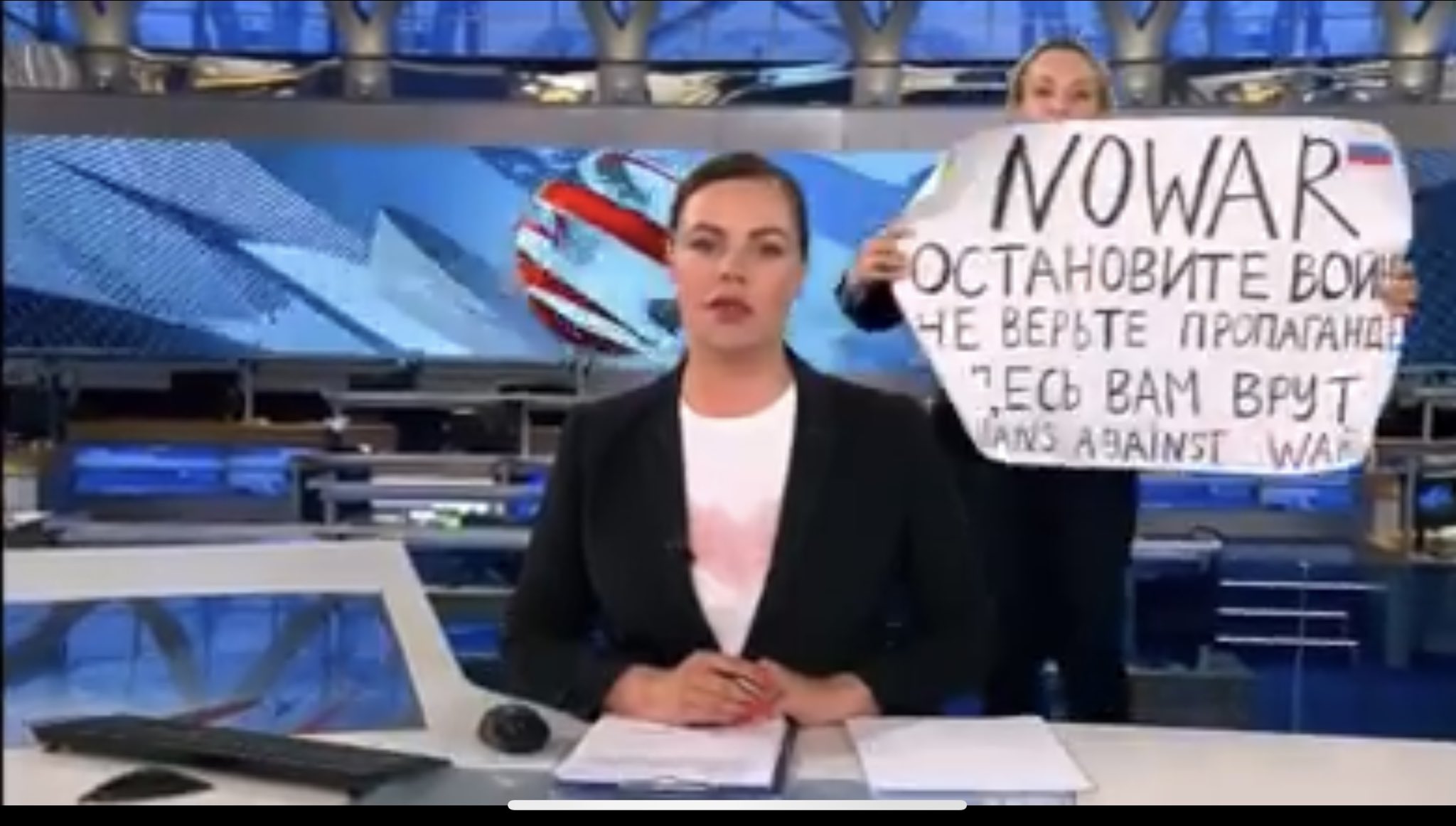 Demonstrație de curaj la postul public tv din Rusia. O jurnalistă a intrat în emisie în direct cu un mesaj anti război. A fost arestată