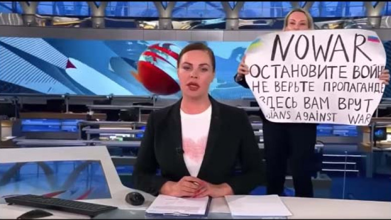 Marina Ovsiannikova cu pancartea in direct in studio la canal 1 Rusia