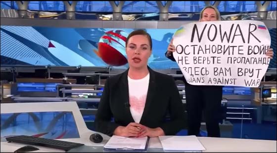 Mesajul lui Volodimir Zelenski pentru jurnalista de la televiziunea publică din Rusia care a intrat în emisie cu un mesaj anti-război