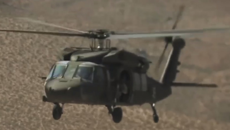 Elicopter Black Hawk controlat de AI.