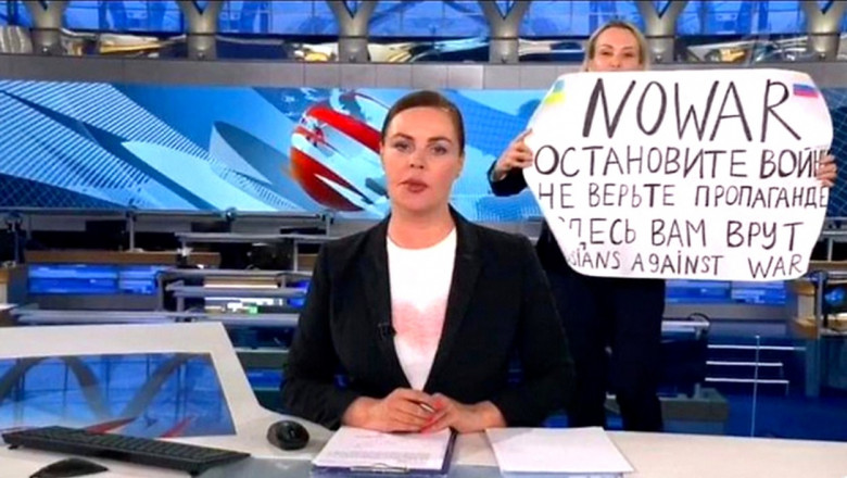 jurnalista in direct la post tv rusia cu o pancarta pe care scria nu razboiului