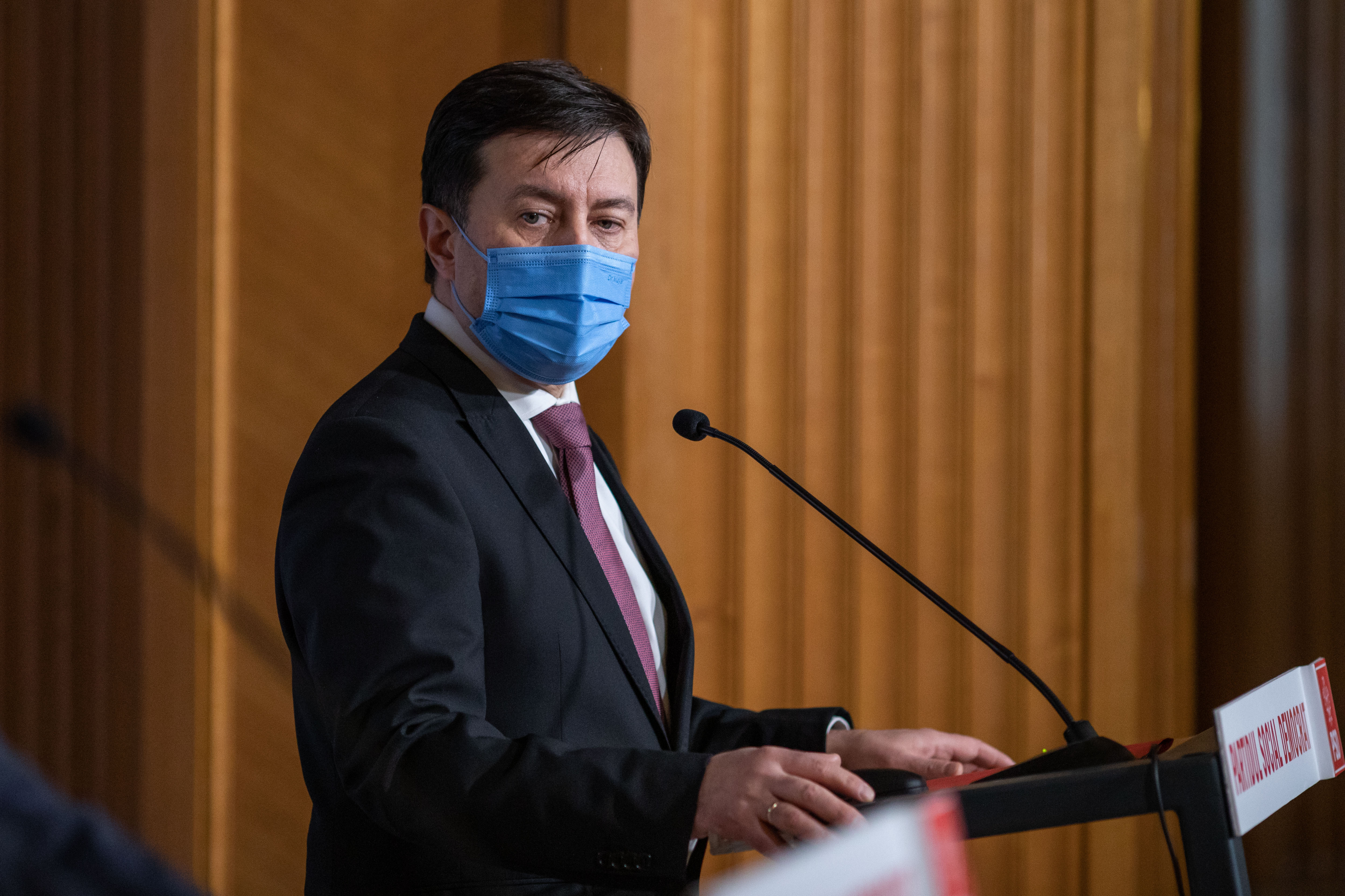Ministrul Economiei: Coaliţia de la guvernare analizează reducerea accizei la carburanţi şi TVA zero la alimente