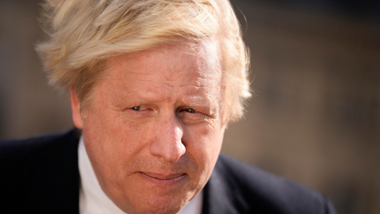 Boris Johnson se pregătește să facă declarații.