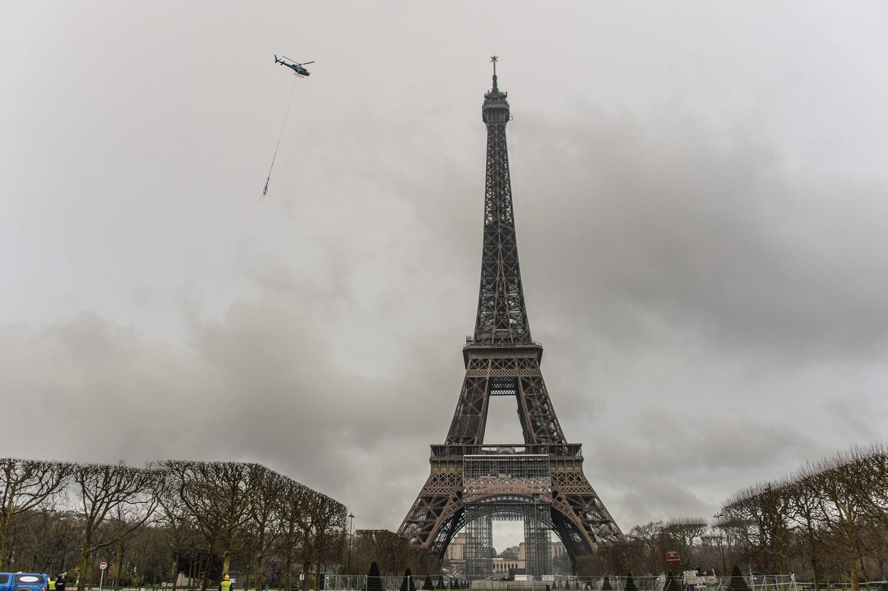 Turnul Eiffel a devenit mai înalt cu 6 metri după instalarea unei noi antene în vârf