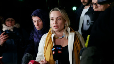 Marina Ovsianikova la declaratii in fata jurnalistilor cu microfoane