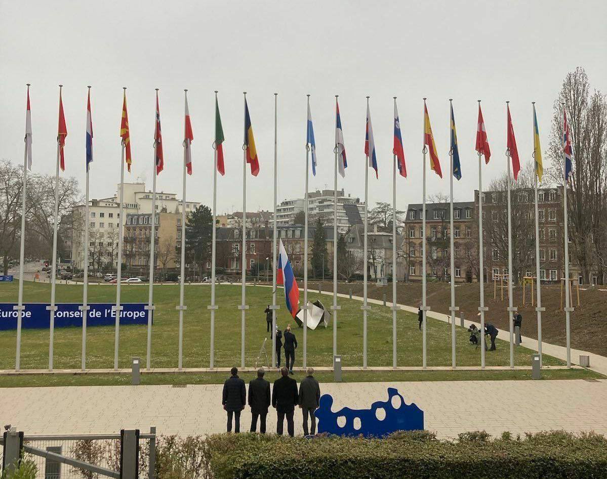 Rusia a fost exclusă din Consiliul Europei. Drapelul a fost dat jos din fața sediului de la Strasbourg
