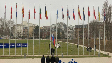 Drapelul Rusiei a fost coborât miercuri de pe stâlpul din fața clădirii Consiliului Europei din Strasbourg. Foto: Oleksandra Matviichuk/twitter