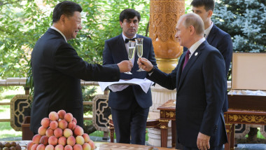 Vladimir Putin și Xi Jinping ciocnesc paharele de șampanie