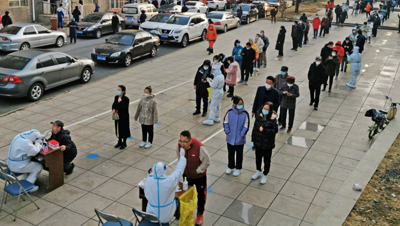 Locuitorii unui oraș din China stau la coadă pentru a face testul Covid