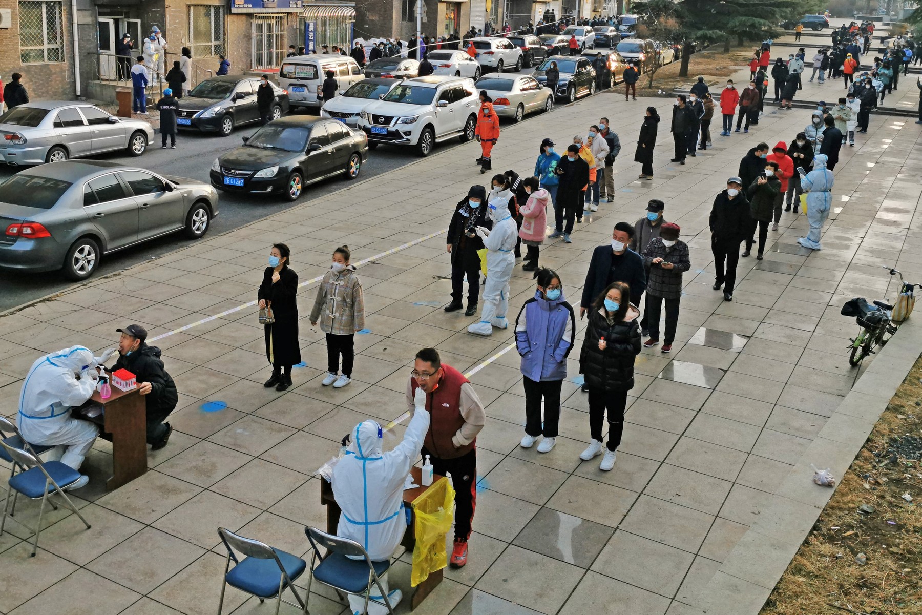 După eliminarea restricțiilor anti-COVID, China schimbă metodologia și raportează mai puține decese deși numărul bolnavilor a explodat