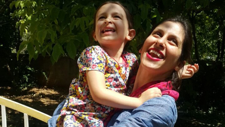 Nazanin Zaghari-Ratcliffe o ține pe fiica ei în brațe