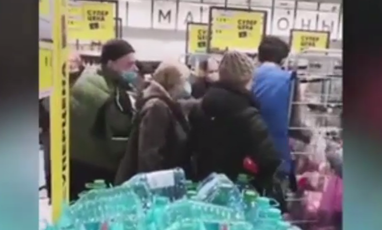 VIDEO. Magazine din ce în ce mai goale, în Rusia. Oamenii se înghesuie pentru mâncare