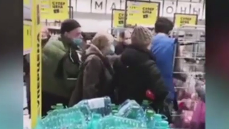 Oameni care se îngrămădesc într-un magazin din Moscova.
