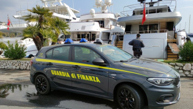 Mașină a Guardia di Finanza lângă niște iahturi.