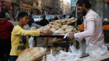 Pâine de vânzare pe străzile din Cairo