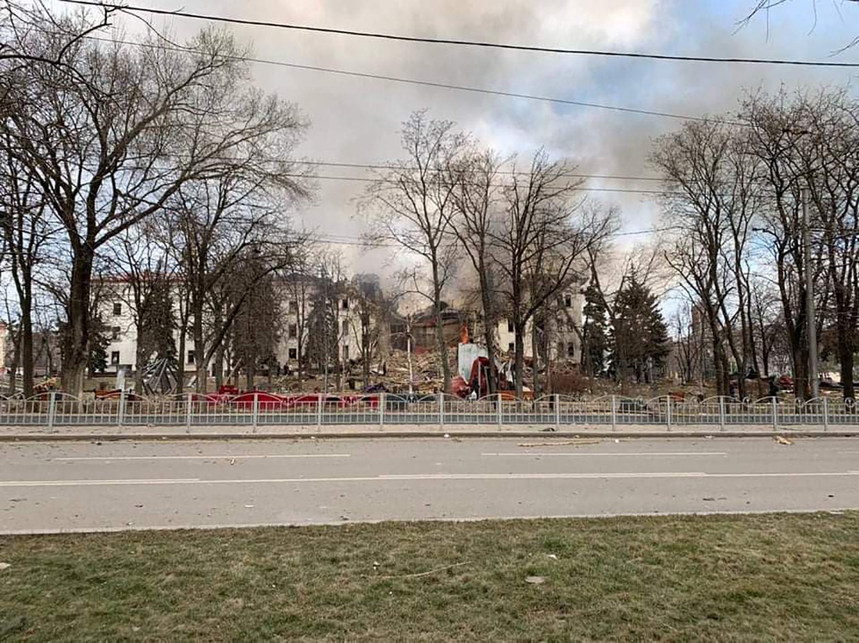 Oamenii care se adăposteau în teatrul din Mariupol încep să fie scoși de sub dărâmături. „Adăpostul antiatomic a rezistat”