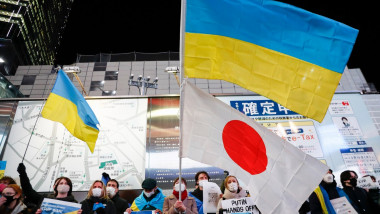 manifestanți cu steagurile japoniei și ucrainei