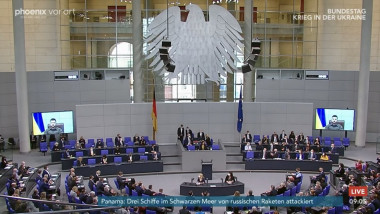 Preşedintele ucrainean a fost ovaţionat în Bundestag joi dimineaţa în picioare, înainte de intervenţia sa video în faţa deputaţilor germani. Foto: Christoph Strack/twitter