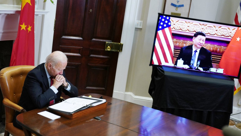 joe biden in biroul sau si presedintele chinei pe ecran, intr-o conferinta online