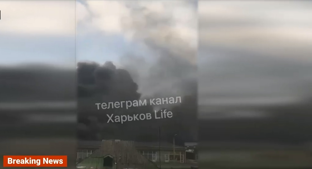 Nori denși de fum negru după bombardamente intense la Harkov. Ar fi fost vizate depozite de combustibil sau alte substanțe chimice