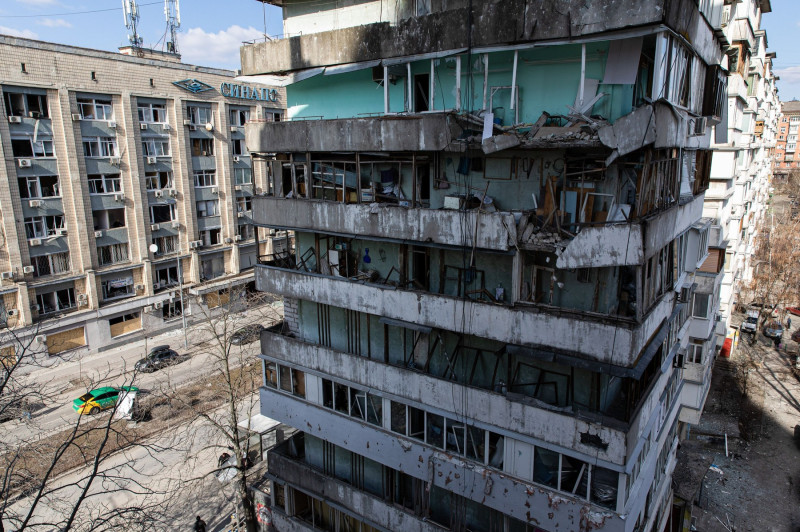 etajele superioare ale unui bloc în ruine după bombardamente