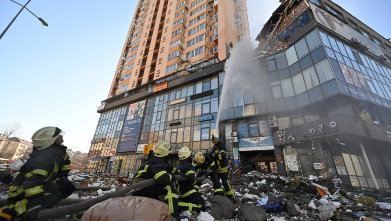 O rachetă lansată de forțele armate ale Rusiei a lovit un bloc de locuințe din centrul Kievului.