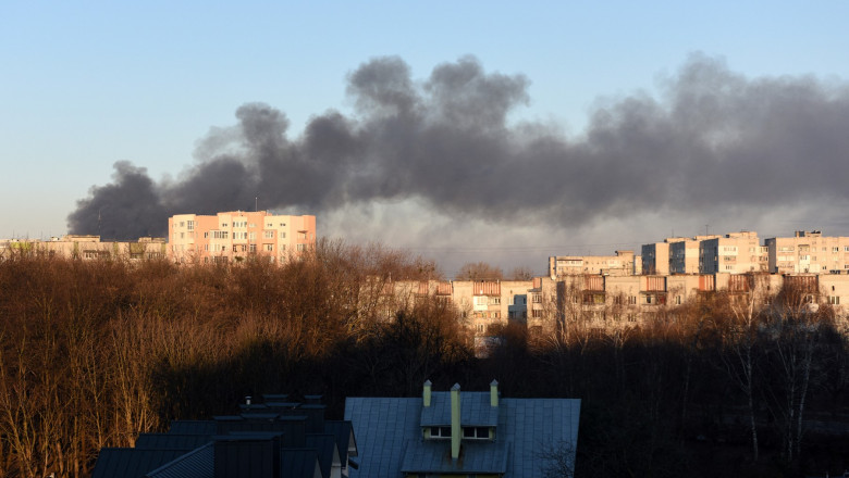 Fum negru deasupra orașului Liov, după bombardamentele rusești în Ucraina