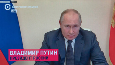 Vladimir Putin vorbește la televizor.