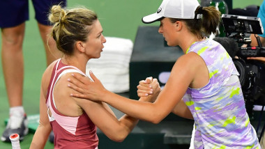 simona halep si iga swiatek dau mana la finalul partidei