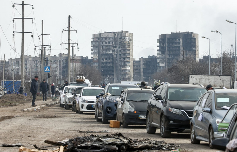Cozi de mașini în Mariupol care se îndreaptă spre un coridor umanitar.