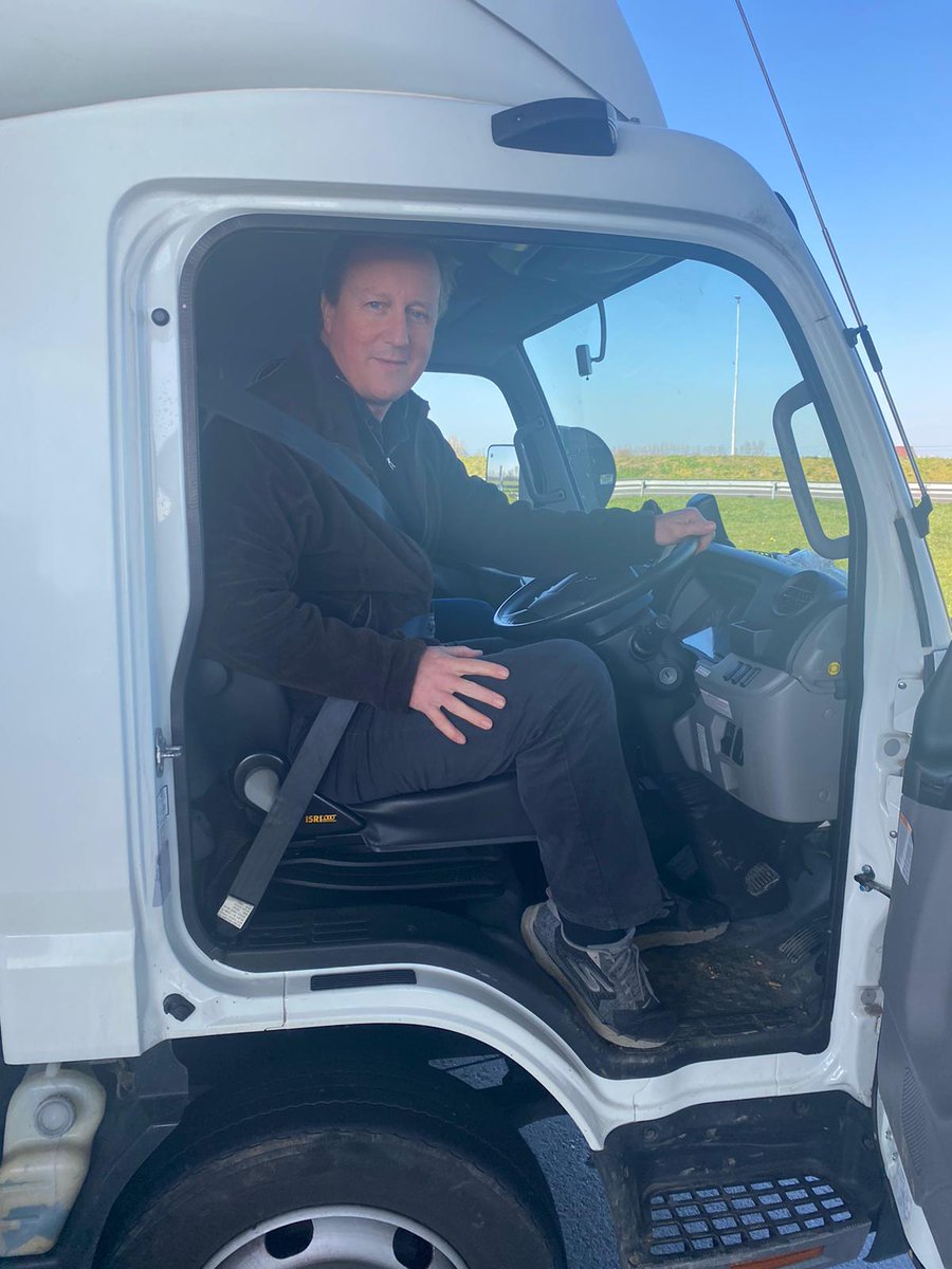 Fostul premier britanic David Cameron s-a urcat la volanul unui camion și duce ajutoare pentru Ucraina
