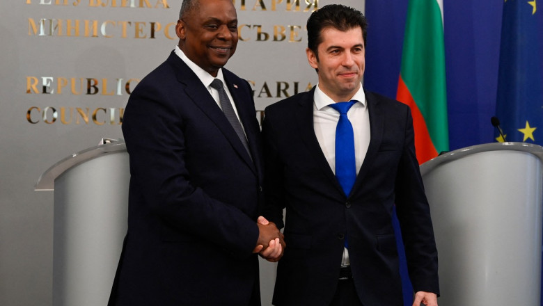 Premierul bulgar Kiril Petkov și secretarul american al apărării, Lloyd Austin, aflat într-o vizită la Sofia.