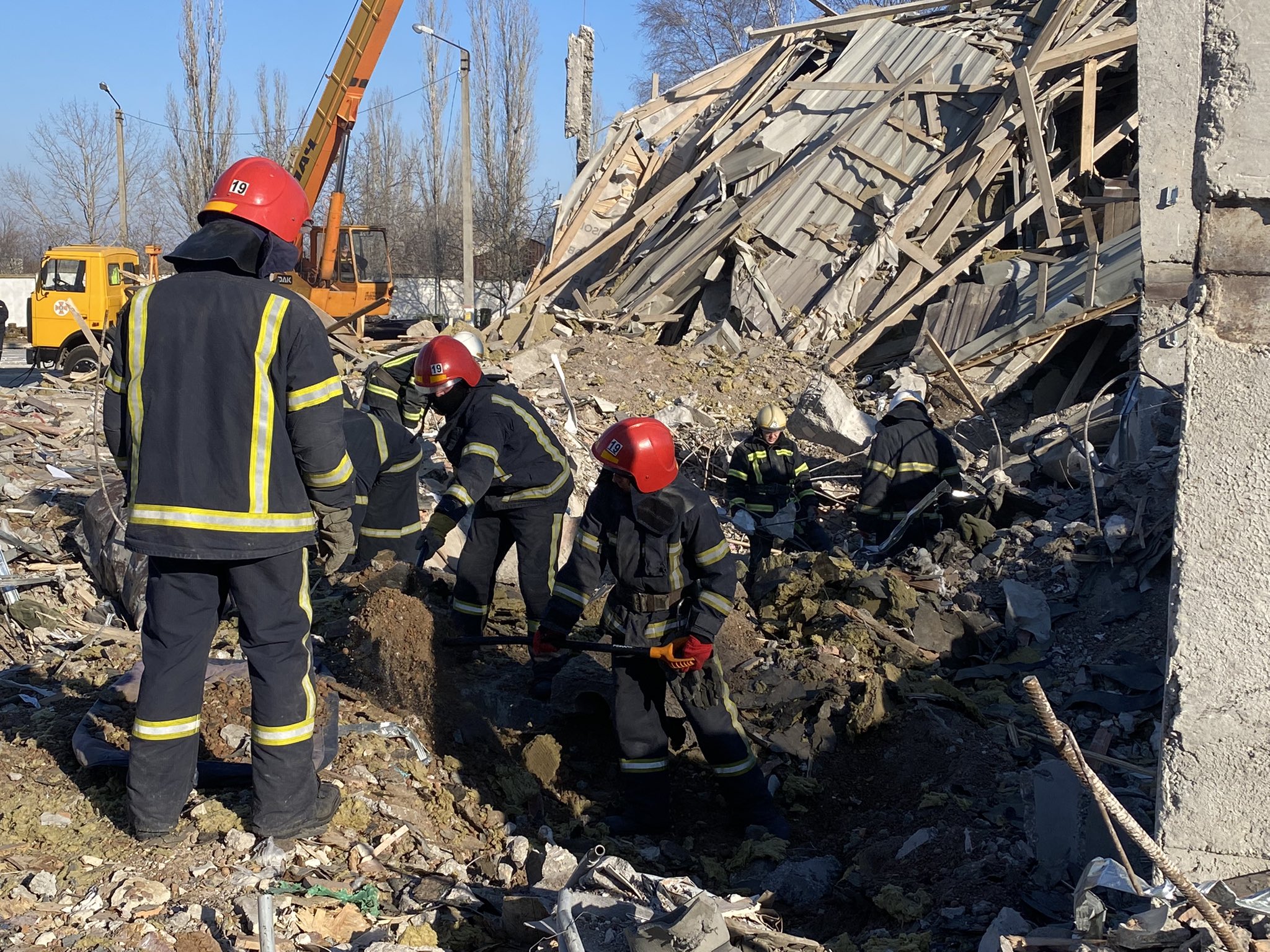 Zeci de cadavre au fost scoase din moloz după ultimul bombardament al armatei ruse în Nikolaev