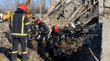 Echipe de salvare sapă printre dărâmături în orașul ucrainean Nikolaev.