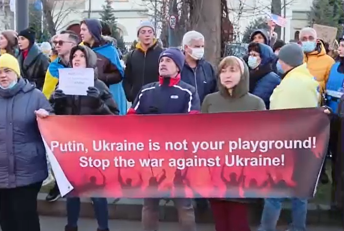Sute de oameni protestează la Ambasada Rusiei din București față de războiul din Ucraina
