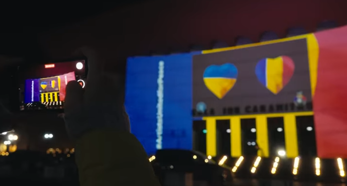 Guvernul se alătură campaniei internaționale #ArtistsUnitedforPeace. Steagul Ucrainei, proiectat pe Teatrul Național