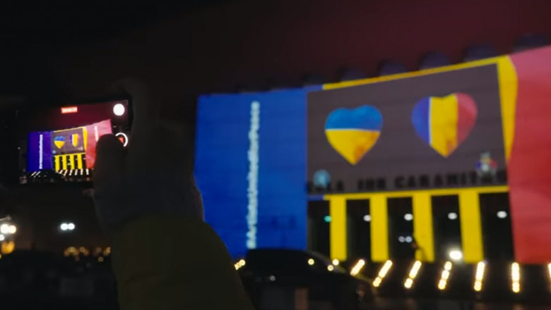 Pe faţada Teatrului Naţional din Bucureşti sunt proiectate drapelul Ucrainei şi imagini simbol pentru pace