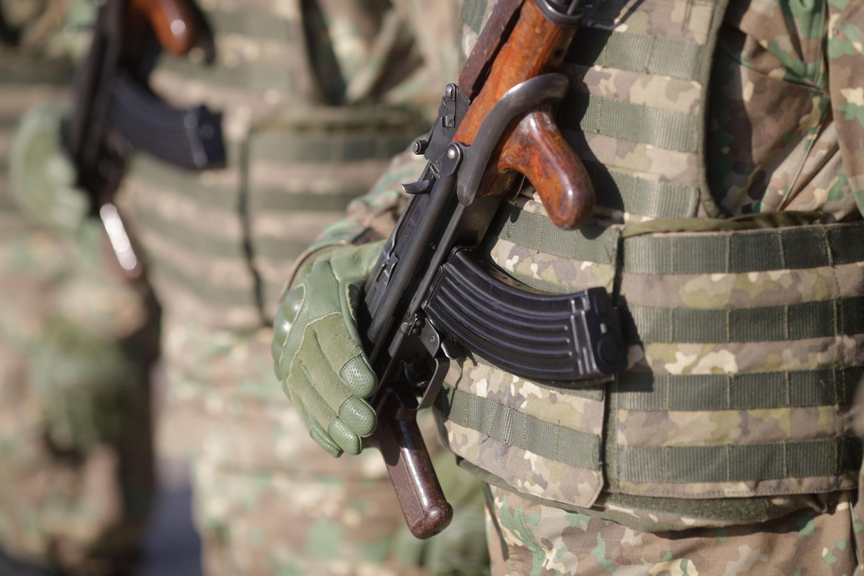 Un plutonier dintr-o unitate militară și-a amenințat cu moartea superiorii spunându-le că "are pentru fiecare câte o boabă"