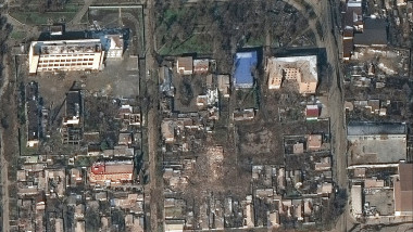 Clădiri de locuințe, distruse de bombardamente.